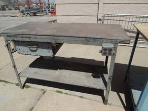 lot 1729 image: 5Ft Wide Sturdy Work Bench  Table