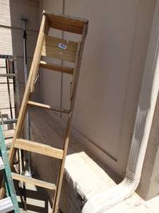 lot 1747 image: 6Ft Wooden Ladder
