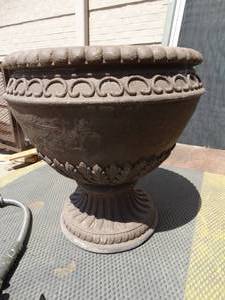 lot 1749 image: Nice Brown 1 of 2 Large 17 Tall Planter