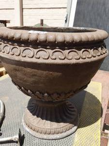lot 1748 image: Nice Brown 1 of 2 Large 17 Tall Planter