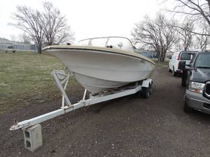 lot 1437 image: Glastron Aqualift V Haul Boat with Inboard Motor on Double Axle Trailer