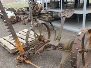 lot 1446 image: John Deere  Horse Drawn Antique Farm Implement w Sickle Blade