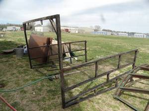 lot 1830 image: Sullivan Supply Metal Horse Stall Equipment