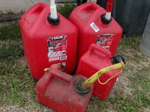 lot 1854 image: Mixed Lot of 4 Plastic Gas Cans