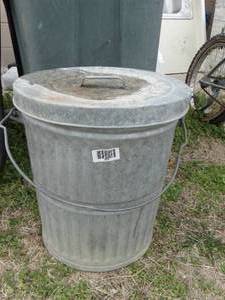 lot 1855 image: Small Metal Trash Can w Lid