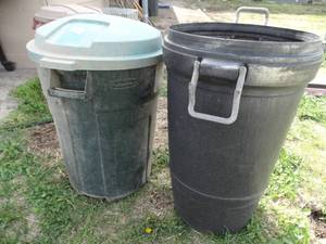 lot 1871 image: 3 Large Plastic Trash Cans