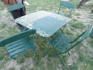lot 1885 image: 4 Matching Vintage Green Folding Chairs & 1 Table