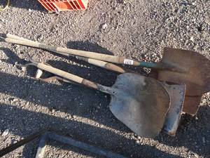 lot 1891 image: Lot of 4 Shovels