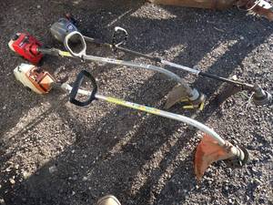 lot 1899 image: Yardmaster 28cc & Craftsman Gas Weedeater Lot