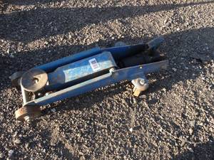 lot 1901 image: Automotive Floor Jack