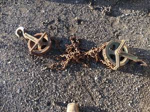 lot 1904 image: Manual Chain Lift Hoist with 2 Pulleys