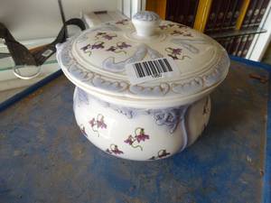 lot 1950 image: Unique Glass Pot
