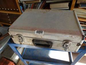 lot 1991 image: Metal Case w Rope
