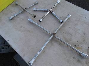 lot 29908 image: Lot of 4-Way Lug Nut Wrenches