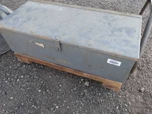 lot 29909 image: 4Ft Wide Metal Storage Box w Locking Lid