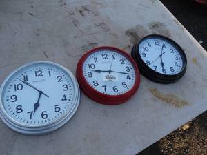 lot 29932 image: 3 Small Wall Clocks