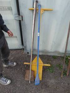 lot 29969 image: Long Handles Scraper and Leverage Bar