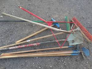 lot 29979 image: Push broom, rake, hoes, misc
