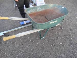 lot 29983 image: True Temper EZ 2 Handle Wheelbarrow