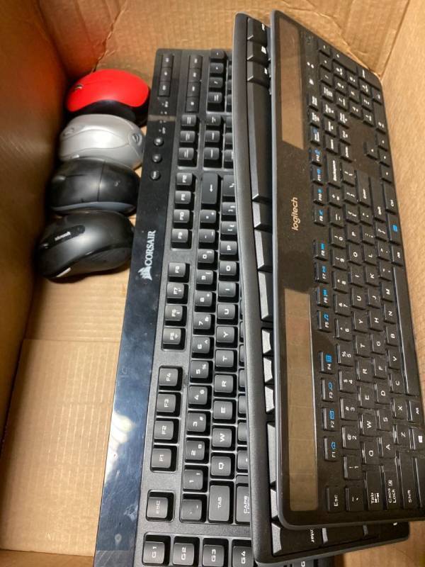 lot 30340 image: Lot of wireless keyboards and mouse