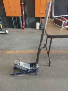 lot 6000 image: Pittsburgh 1.5 Ton Floor Jack