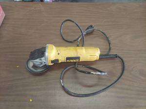 lot 6021 image: Dewalt DWE 4011 Angle Grinder - Runs but Needs New Blade