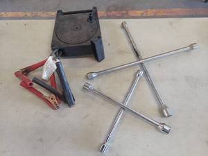 lot 6130 image: jumper Cables and 4 ways