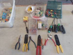lot 6147 image: auto fuses and other tools