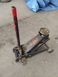 lot 6055 image: floor jack