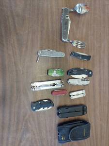 lot 6123 image: assorted pocket knives