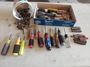 lot 6200 image: assorted bits and screwdrivers
