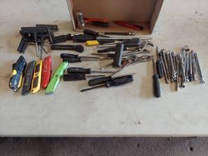 lot 6210 image: assorted tools - utility knives and tire gauges