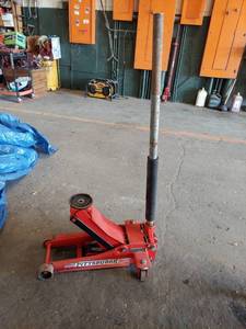 lot 6257 image: floor jack - not correct handle