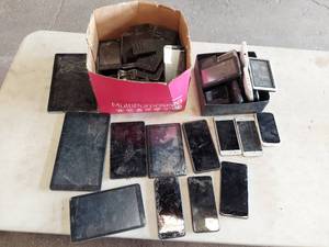 lot 6314 image: tablets, cell phones and GPS devices - broken screens