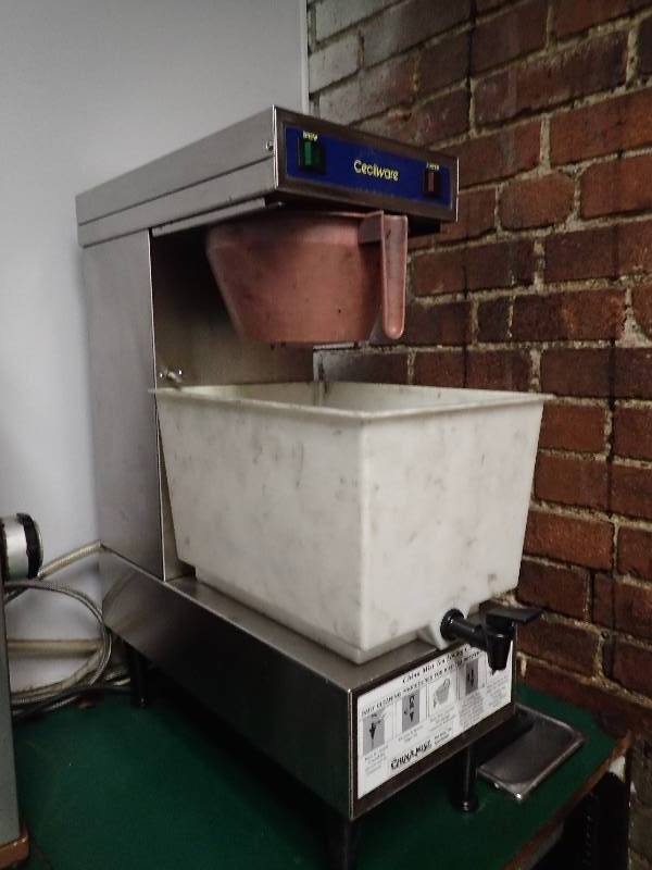 lot 2670 image: Cecilware Counter-Top Commercial Tea Brewer w Bin
