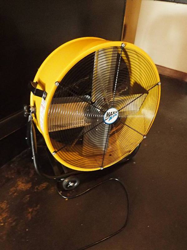 lot 2672 image: Maxx Air 24 Floor Fan
