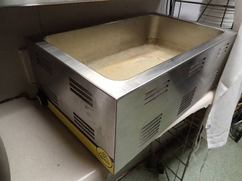 lot 2674 image: Adcraft Countertop Food Warmer