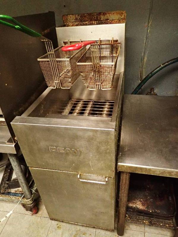lot 2675 image: Dean 40 LB Natural Gas Fryer w Baskets