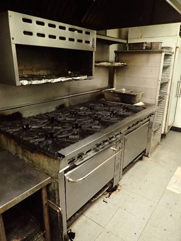 lot 2676 image: Vectaire 8 Burner Natural Gas Range Oven w Cheese Melter