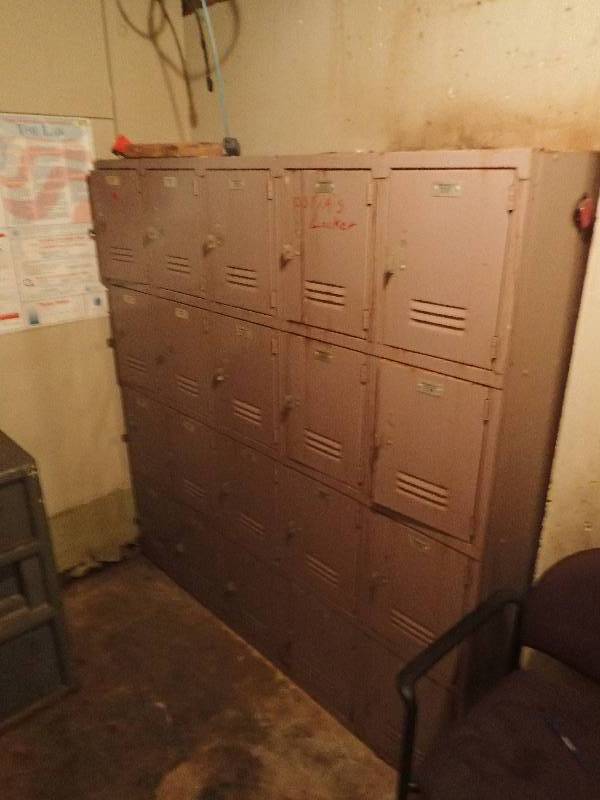 lot 2692 image: 20 Compartment Metal Storage Locker
