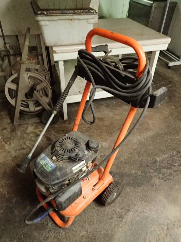 lot 2694 image: Gas Honda Powered Preesure Washer w Wand