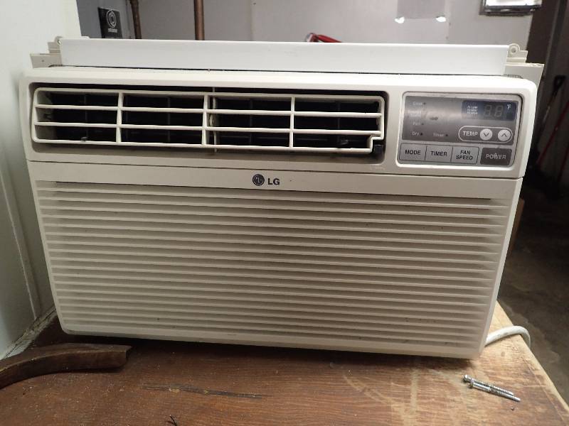 lot 2713 image: LG Window Ac Unit