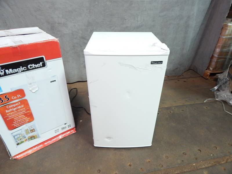 lot 1383 image: Magic Chef 3.5 cu.ft. Compact Refrigerator