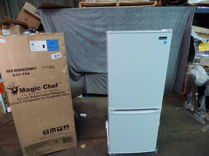 lot 1385 image: Magic Chef 9.2 cu.ft. Bottem Freezer Refrigerator