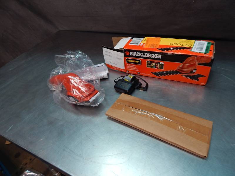 lot 1466 image: Black and Decker 2-n-1 Combo Garden Shear
