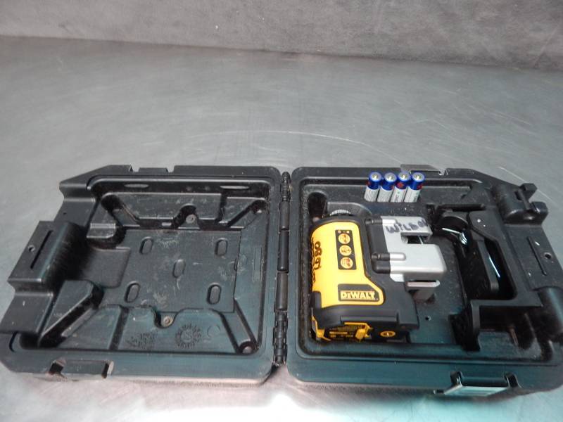 lot 1495 image: Dewalt 3 Beam Line Laser Line Generator Comes On