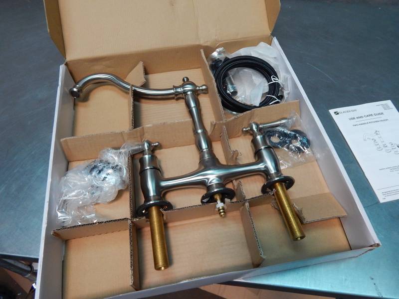 lot 1515 image: Glacier Bay Lyndhurst 9000 Series Bridge Faucet