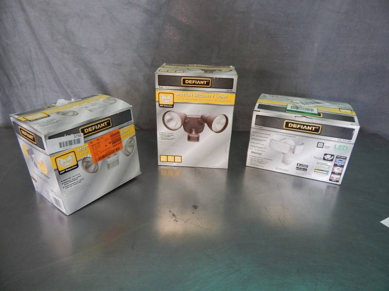 lot 1731 image: Lot of 3 Defiant Security Lights