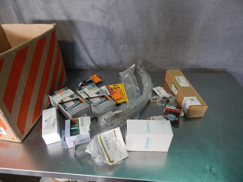 lot 1777 image: Lot of Misc
