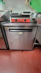 lot 4668 image: Commercial Delafield Undercounter Refrigerator Model 406-STAR2